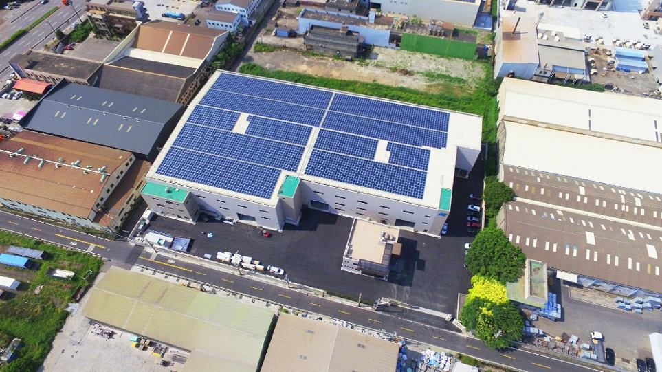 太陽能專家在台中設有服務據點，本圖即為過去太陽能專家在台中協助申請的屋頂太陽能板