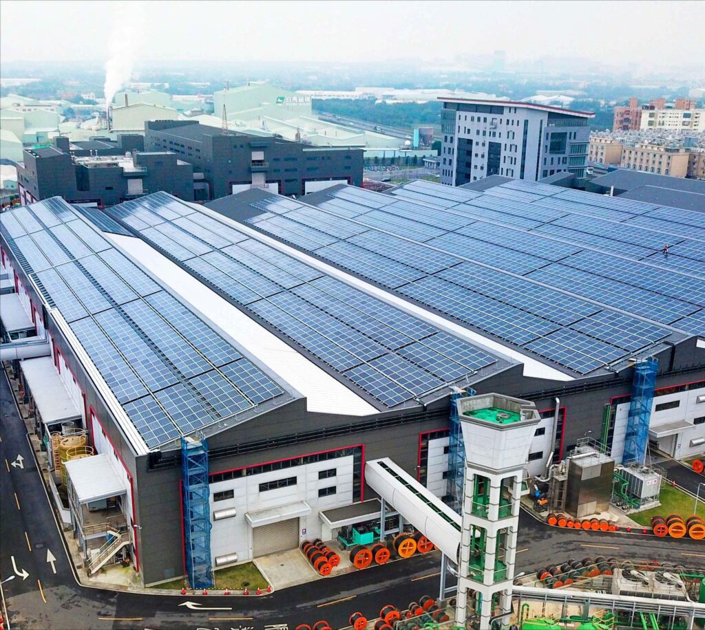 太陽能專家在桃園的屋頂太陽能案場