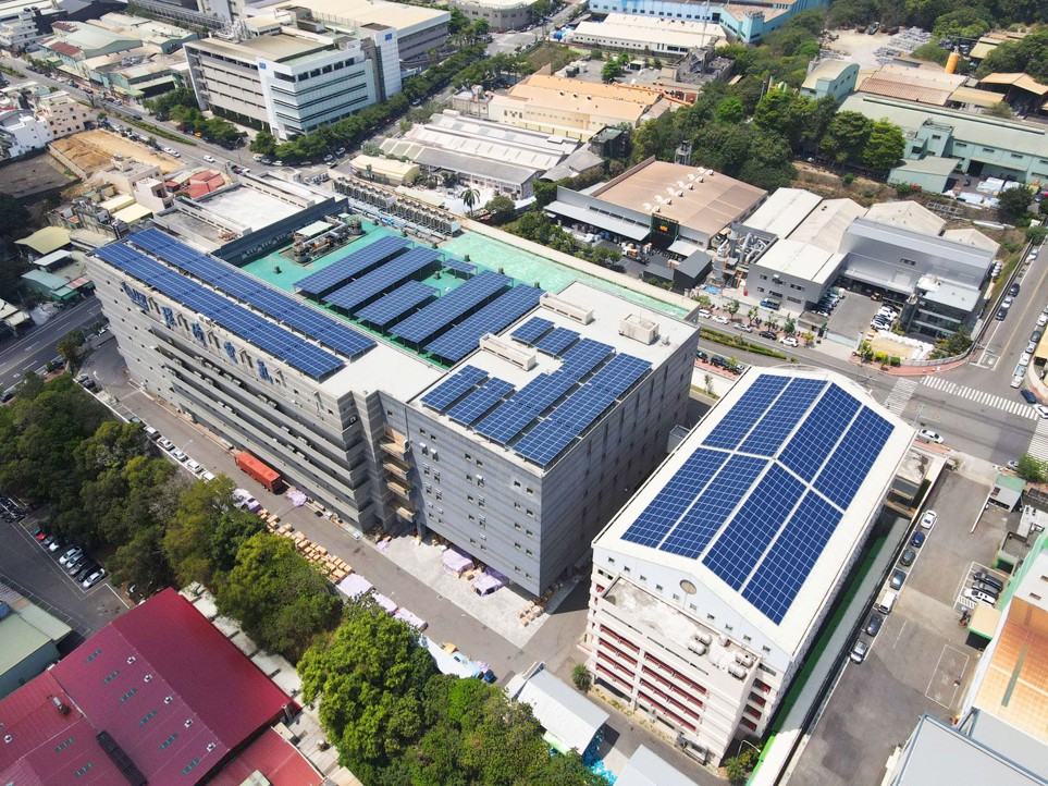 太陽能專家有豐富經驗，可以幫你從施工前評估到施工後維護，全部一次解決，圖為太陽能專家過去在南投的屋頂太陽能案場