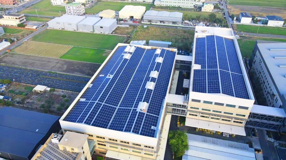 空氣中的粉塵很容易造成太陽能板髒污問題,長期下來會影響發電效率,太陽能專家會幫你事先規劃清潔問題,圖為太陽能專家在彰化的屋頂太陽能案場